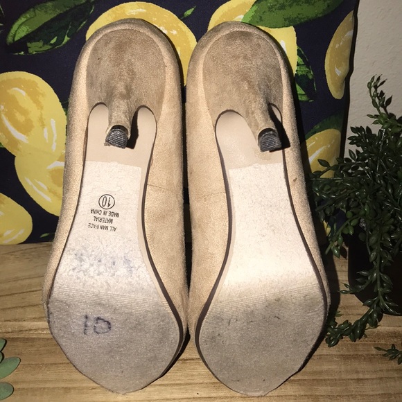 Delicious Tan Suede High Heels Gold Bows Size 10 - Picture 6 of 8